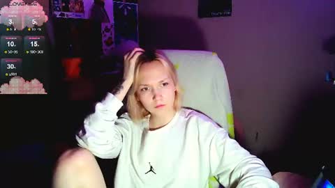 Snapshot of little_sugar_queen chatting on 07-11-26, 05:59 Akin online show from 07-11-26, 05:59