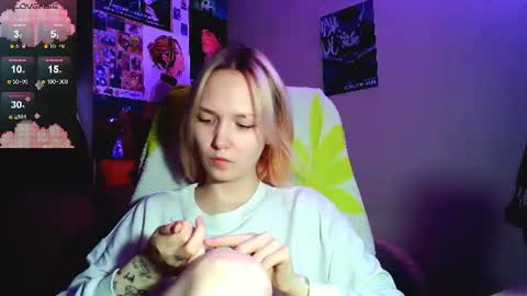 Snapshot of little_sugar_queen chatting on 07-12-26, 06:43 Akin online show from 07-12-26, 06:43