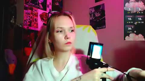 Snapshot of little_sugar_queen chatting on 07-15-26, 09:09 Akin online show from 07-15-26, 09:09