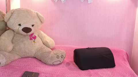 Snapshot of littlearii chatting on 04-18-26, 12:09 Ari online show from 04-18-26, 12:09
