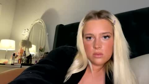 Snapshot of littleblonde010 chatting on 07-18-26, 01:21 Littleblonde010 online show from 07-18-26, 01:21