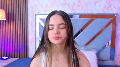 Snapshot of littleesara18 chatting on 05-01-26, 11:15 Sara online show from 05-01-26, 11:15