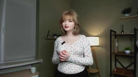 Snapshot of littleglow chatting on 02-19-26, 07:59 Christie online show from 02-19-26, 07:59