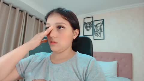 Snapshot of littlemolly_pregnant chatting on 07-07-26, 12:02 Sarahs Room online show from 07-07-26, 12:02