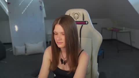 Snapshot of livehub054 chatting on 06-17-26, 10:39 Sheryl online show from 06-17-26, 10:39