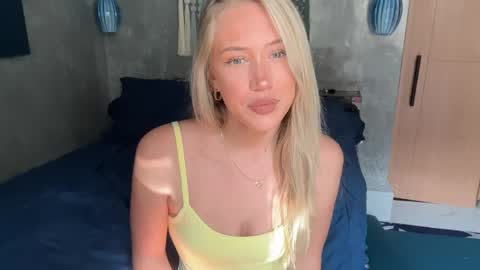 Snapshot of livslifee chatting on 04-15-26, 01:12 olivia online show from 04-15-26, 01:12