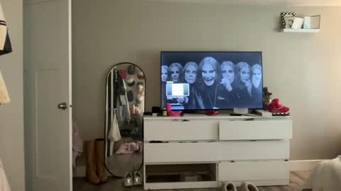 Snapshot of livvymack chatting on 09-19-25, 03:13 Livvy online show from 09-19-25, 03:13