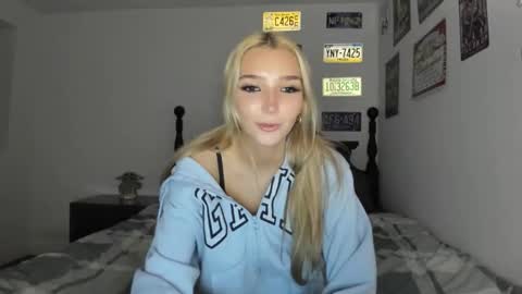 Snapshot of livvywinters chatting on 05-11-26, 03:45 Livvy online show from 05-11-26, 03:45