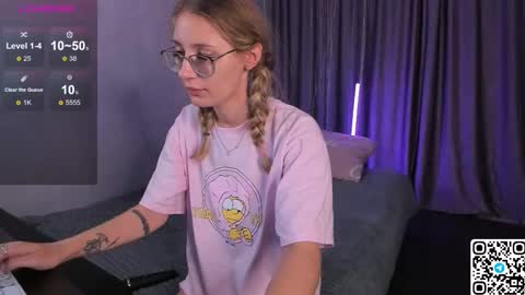 Snapshot of livyybosom chatting on 09-09-25, 05:01 My name is Livy Nice to meet you Thumbs up please its important online show from 09-09-25, 05:01