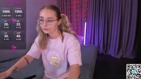 Snapshot of livyybosom chatting on 09-22-25, 04:42 My name is Livy Nice to meet you Thumbs up please its important online show from 09-22-25, 04:42