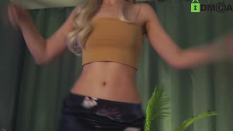 Snapshot of lizbethcoll chatting on 12-28-24, 05:25 Sunnheart online show from 12-28-24, 05:25