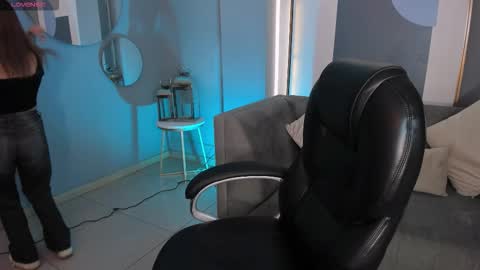 Lizz online show from 11-30-25, 05:28