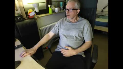 Snapshot of loenne1 chatting on 02-28-26, 10:33 loenne1 online show from 02-28-26, 10:33