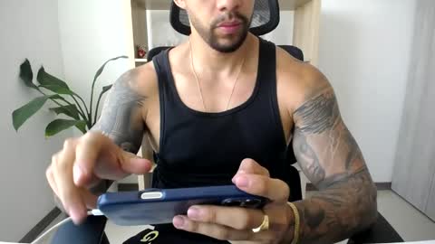Snapshot of loganhod chatting on 06-01-26, 04:52 Logan Wolfp online show from 06-01-26, 04:52