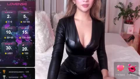 Snapshot of loisewilliams chatting on 10-02-25, 05:25 Mistress L online show from 10-02-25, 05:25