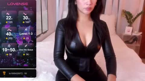Snapshot of loisewilliams chatting on 02-25-26, 04:27 Mistress L online show from 02-25-26, 04:27