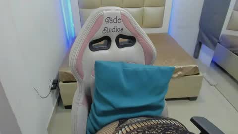 lola_js online show from 04-23-26, 12:01