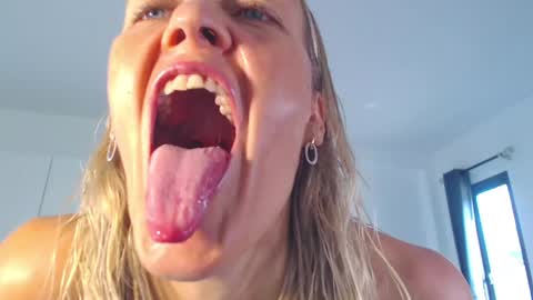 Lola online show from 04-26-26, 01:47