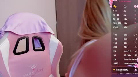 Snapshot of lollypetitte_ chatting on 01-17-25, 11:18 Lolly online show from 01-17-25, 11:18