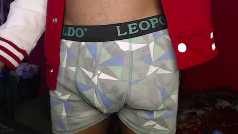 Snapshot of longdickservice01 chatting on 01-19-25, 09:44 professionalbreastsucker online show from 01-19-25, 09:44