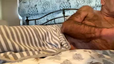 Snapshot of longshank09 chatting on 01-09-25, 02:40 longshank09 online show from 01-09-25, 02:40