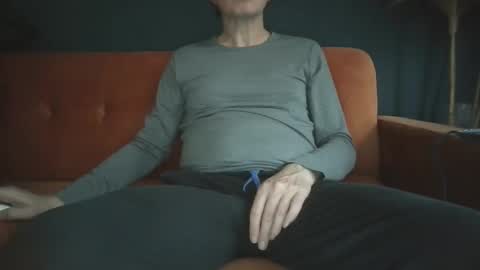 Snapshot of longwet1 chatting on 12-01-25, 10:09 longwet1 online show from 12-01-25, 10:09