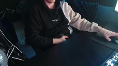 Snapshot of loofy_art chatting on 01-26-25, 02:30 Loofy Art online show from 01-26-25, 02:30