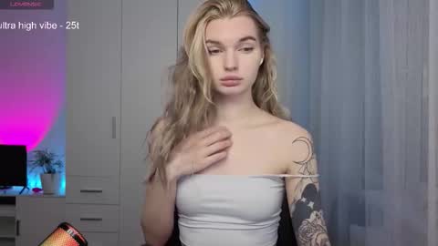 Snapshot of lookluna chatting on 03-01-26, 02:08 Luna online show from 03-01-26, 02:08