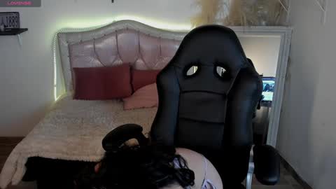 Snapshot of loraine_1 chatting on 12-18-24, 08:57 loraine online show from 12-18-24, 08:57