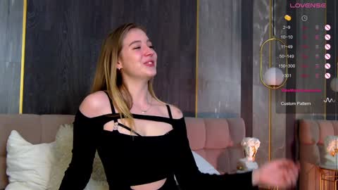 Snapshot of loraineluff chatting on 12-10-24, 10:37 Loraine online show from 12-10-24, 10:37