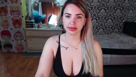 Snapshot of lorasinclare chatting on 05-20-26, 07:36 Queen LoraSinClare online show from 05-20-26, 07:36