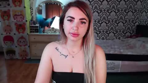 Snapshot of lorasinclare chatting on 05-25-26, 07:14 Queen LoraSinClare online show from 05-25-26, 07:14