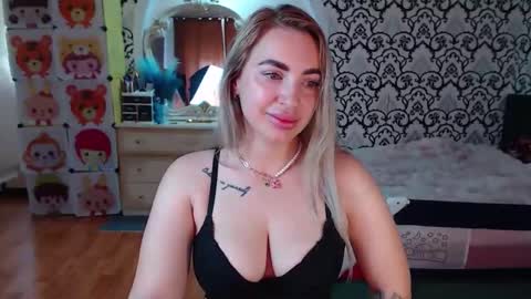 Snapshot of lorasinclare chatting on 06-04-26, 07:47 Queen LoraSinClare online show from 06-04-26, 07:47