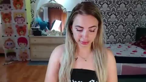 Snapshot of lorasinclare chatting on 06-18-26, 07:52 Queen LoraSinClare online show from 06-18-26, 07:52