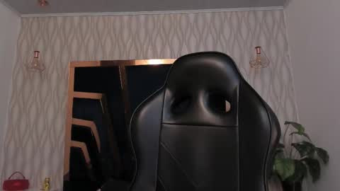  L O R E N Z O  Thumbs Up help  online show from 01-07-26, 06:10