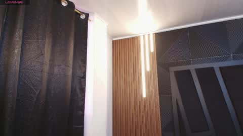  L O R E N Z O  Thumbs Up help  online show from 04-02-26, 05:10