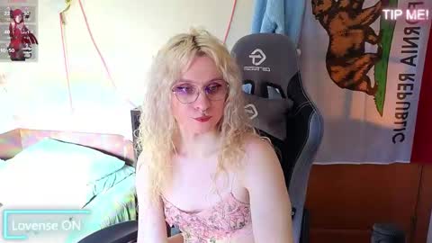 Lori -----------------------------------    online show from 04-08-26, 01:44