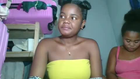 Snapshot of louane98 chatting on 02-16-26, 12:23 louane98 online show from 02-16-26, 12:23