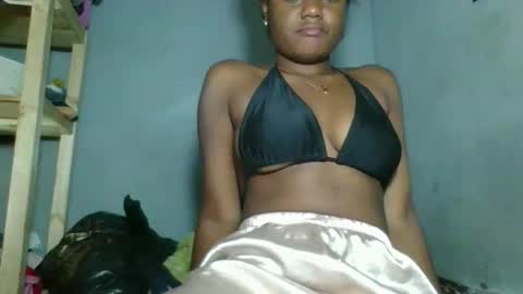 Snapshot of louane98 chatting on 02-25-26, 04:27 louane98 online show from 02-25-26, 04:27