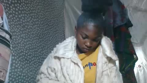 Snapshot of louane98 chatting on 06-10-26, 09:52 louane98 online show from 06-10-26, 09:52