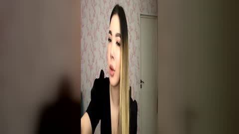 Snapshot of louise_kiss_ chatting on 03-24-26, 09:14 Loulse online show from 03-24-26, 09:14