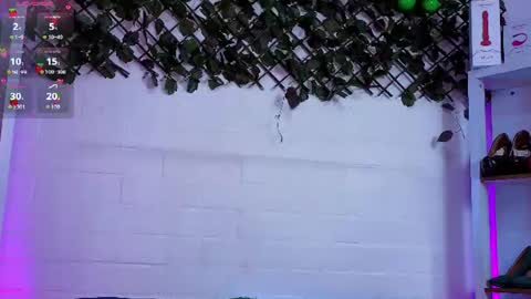 Snapshot of louise_nails chatting on 06-12-26, 04:50 LouIse online show from 06-12-26, 04:50