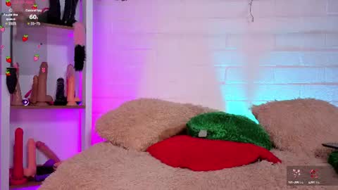 Snapshot of louise_nails chatting on 06-25-26, 06:12 LouIse online show from 06-25-26, 06:12