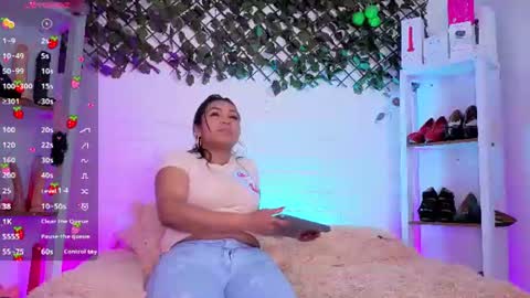 Snapshot of louise_nails chatting on 06-30-26, 06:42 LouIse online show from 06-30-26, 06:42