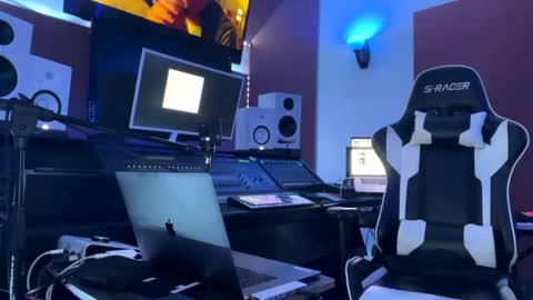 Snapshot of love4heelz chatting on 03-09-25, 08:31 Prynce online show from 03-09-25, 08:31