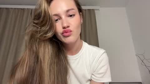 Snapshot of love_machine_ chatting on 07-23-26, 09:35 Sofi online show from 07-23-26, 09:35