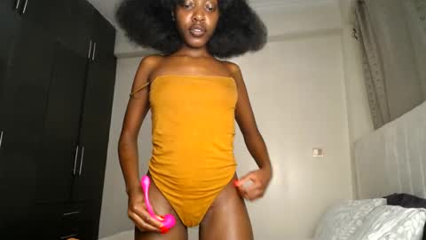 Snapshot of love_miah chatting on 07-23-26, 03:04 Miah online show from 07-23-26, 03:04