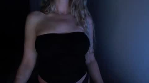Snapshot of love_on_ chatting on 06-07-26, 10:52 LoVe On online show from 06-07-26, 10:52