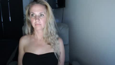 Snapshot of love_on_ chatting on 06-08-26, 02:01 LoVe On online show from 06-08-26, 02:01