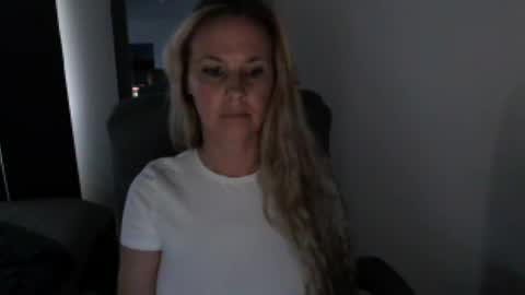 Snapshot of love_on_ chatting on 06-15-26, 01:08 LoVe On online show from 06-15-26, 01:08